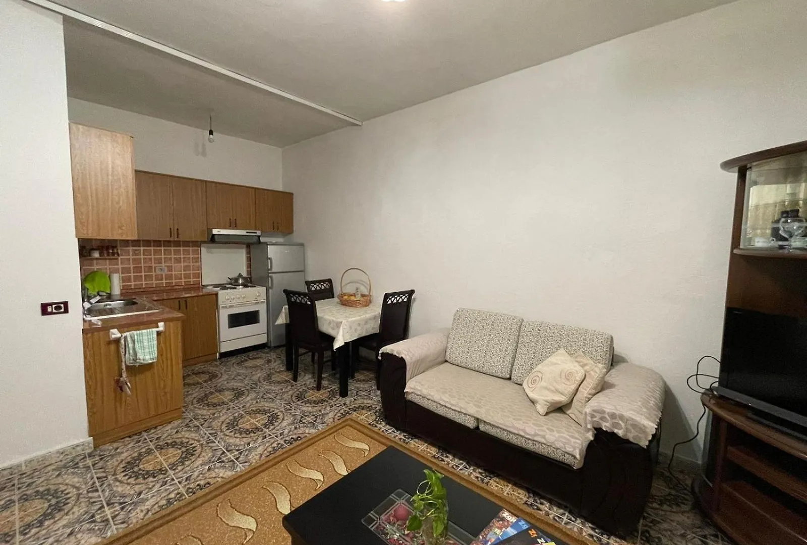 Villa Meta Tirana 0*,  Albanien